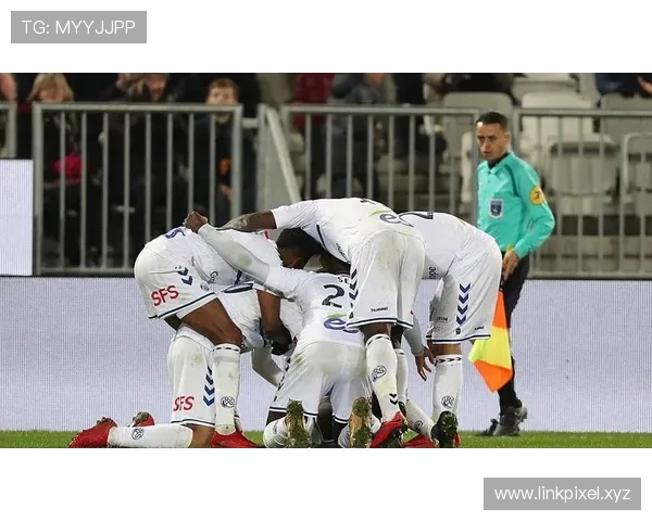 法甲激战上半场斯特拉斯堡与马赛互有攻守暂时互交白卷比分零比零