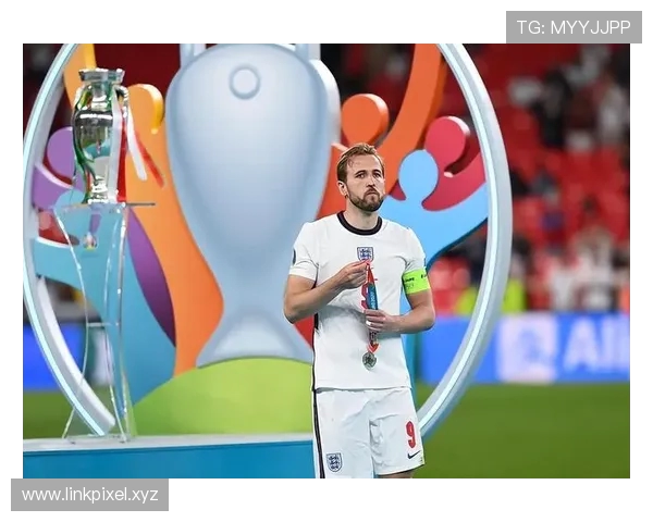 凯恩感慨从旁观到主角终于迎来属于自己的冠军庆典时刻